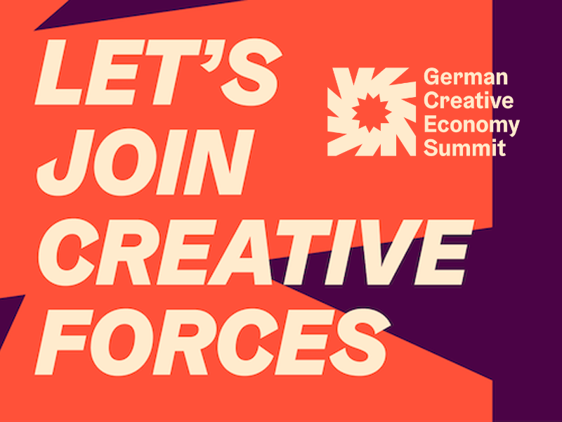 Grafik mit orangefarbenem Hintergrund und diagonalen lila Akzenten. In großen, weißen Buchstaben steht ‚LET’S JOIN CREATIVE FORCES‘. Oben rechts befindet sich das Logo des German Creative Economy Summit, bestehend aus einem stilisierten, weißen Stern und dem Schriftzug.