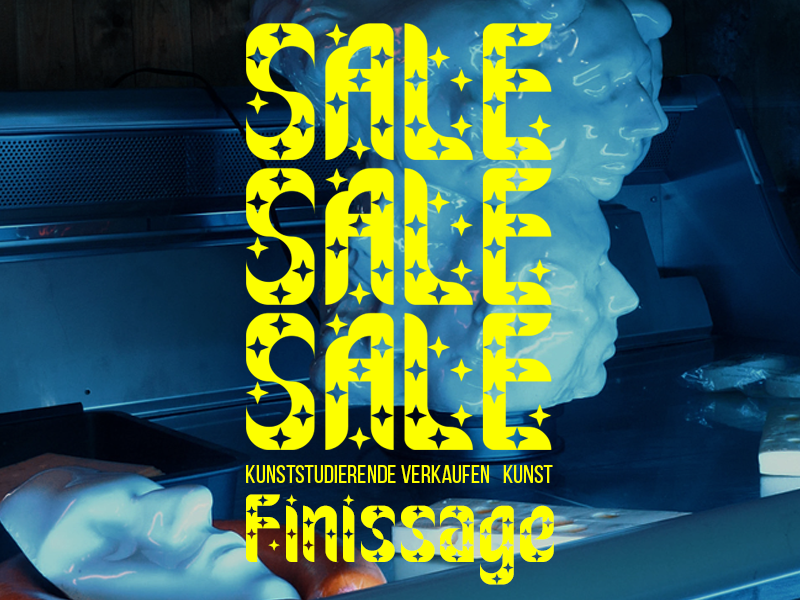 Eine künstlerische Darstellung mit mehreren weißen Gesichtsformen, die in einem beleuchteten Raum aufgestellt sind. Darüber in gelber Schrift der Text: „SALE SALE SALE – Kunststudierende verkaufen Kunst – Finissage“.