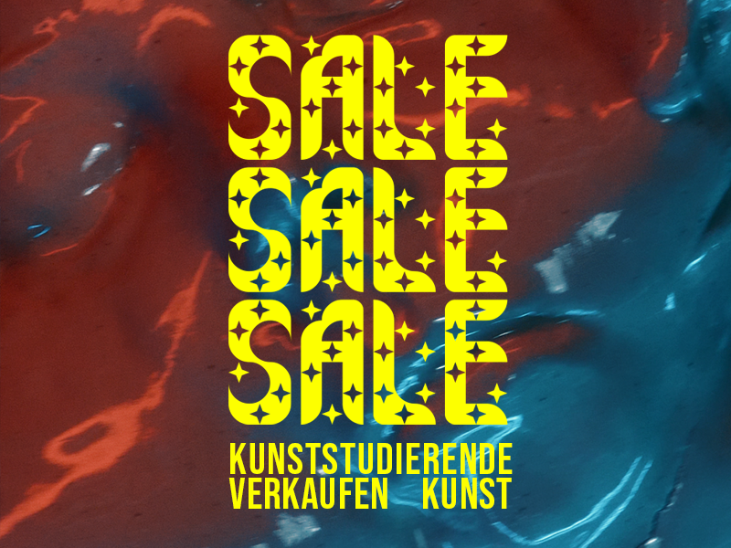 in abstrakter Hintergrund mit rot-blauen Farbverläufen und glänzenden Texturen. Darüber in großer, gelber Schrift der Text: „SALE SALE SALE – Kunststudierende verkaufen Kunst“.