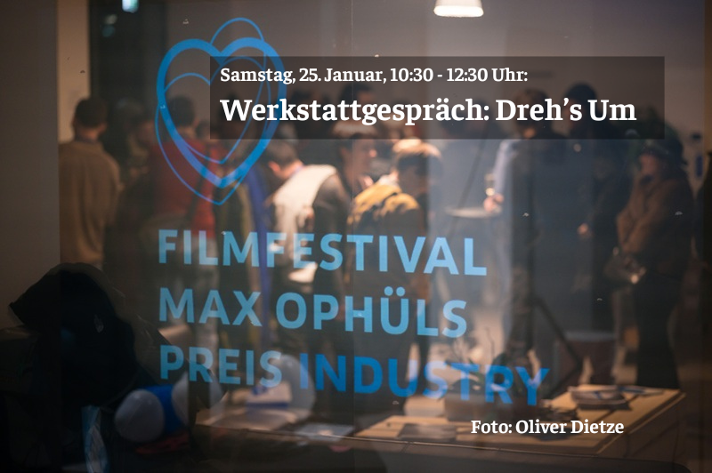 Eine Aufnahme durch eine Glasscheibe, auf der das Logo des Filmfestivals Max Ophüls Preis mit dem Zusatz "Industry" zu sehen ist. Im Hintergrund befinden sich unscharf Menschen, die sich in einer Gesprächsrunde oder einem Workshop befinden. Oben im Bild steht der Veranstaltungstitel "Werkstattgespräch: Dreh’s Um" sowie das Datum und die Uhrzeit: Samstag, 25. Januar, 10:30 - 12:30 Uhr.