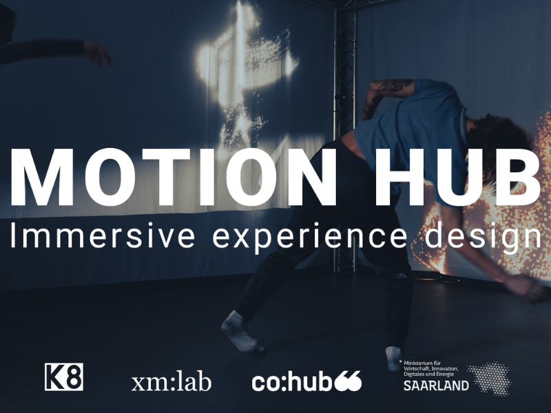 Ein dunkler Raum mit einer immersiven, interaktiven Lichtinstallation. Zwei Personen bewegen sich dynamisch vor einer Projektionsfläche, die abstrakte, leuchtende Muster zeigt. Im Vordergrund ist der Schriftzug „MOTION HUB – Immersive experience design“ in großer, weißer Schrift zu sehen. Unten befinden sich Logos der Partnerorganisationen K8, xm:lab, co:hub66 und des Ministeriums für Wirtschaft, Innovation, Digitales und Energie des Saarlandes.