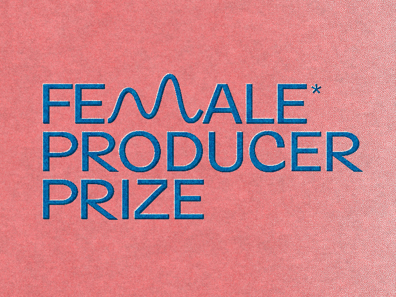 Logo des „Female* Producer Prize“ in blauer Schrift auf rotem Hintergrund; das Wort „Female“ enthält ein stilisiertes M in Form einer Wellenlinie, das Gendersternchen steht rechts oben am Wortende.