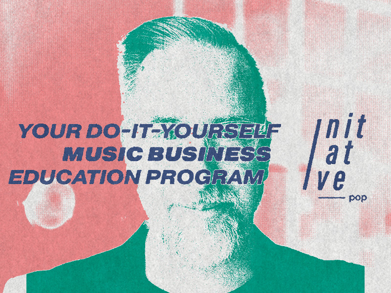 Grafik mit einem stilisierten Porträt eines Mannes im Retro-Druckstil. In der Mitte steht in blauer, fetter Schrift: "YOUR DO-IT-YOURSELF MUSIC BUSINESS EDUCATION PROGRAM". Rechts daneben ist vertikal das Wort "initiative" aufgeteilt als "/nit at ive" zu sehen, darunter klein "pop". Der Hintergrund ist in Rot-, Grün- und Beigetönen gehalten.