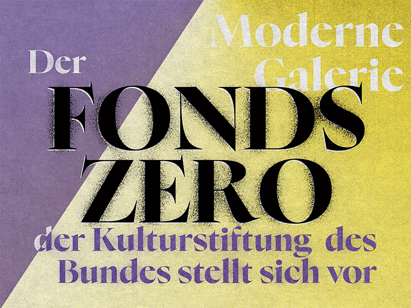 Grafik mit typografischem Design und farbigem Hintergrund in Lila und Gelb. In großen und auffälligen Buchstaben steht: „Der FONDS ZERO der Kulturstiftung des Bundes stellt sich vor“. In hellerer Schrift oben rechts steht „Moderne Galerie“.