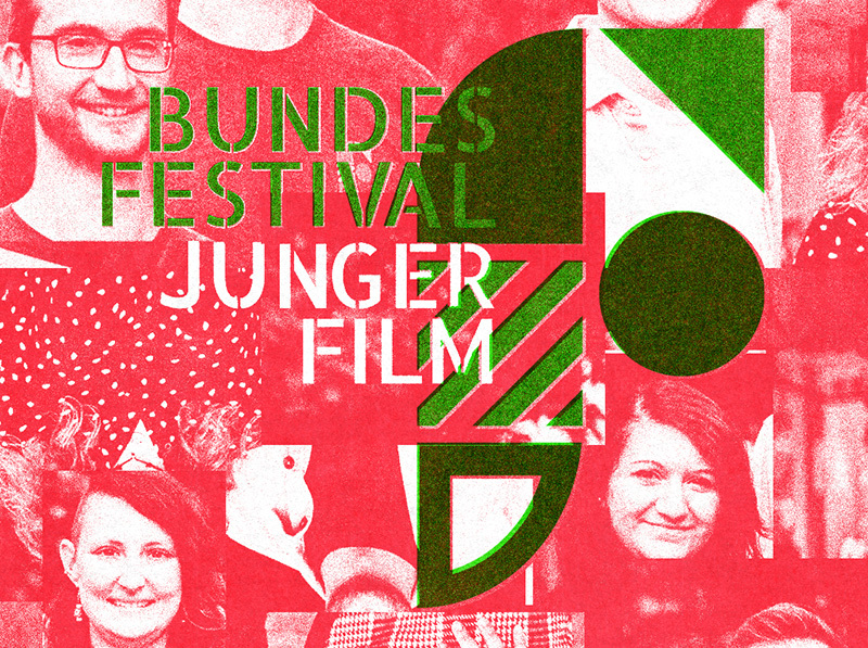 Plakat im grafischen Stil mit rotem Hintergrund und grünen sowie weißen Akzenten. In der Mitte steht der Text „Bundesfestival Junger Film“ in grüner und weißer Schrift. Der Hintergrund zeigt mehrere Porträts junger Menschen in einem collageartigen Muster. Das Design enthält geometrische Formen wie Kreise, Dreiecke und Linien in Grün und Weiß.