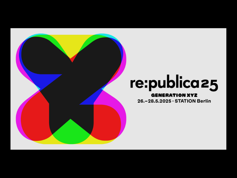 Plakat zur re:publica 25 mit dem Motto „GENERATION XYZ“, die vom 26. bis 28. Mai 2025 in der STATION Berlin stattfindet; links ein auffälliges, abstraktes, buntes X-Motiv auf hellem Hintergrund.