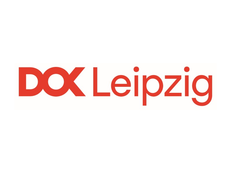 Logo des internationalen Filmfestivals „DOK Leipzig“ mit dem Schriftzug „DOK Leipzig“ in roter, moderner Schrift auf weißem Hintergrund.