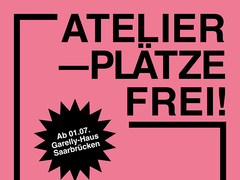 Grafik mit pinkem Hintergrund und schwarzer Schrift, die auf freie Atelierplätze im Garellly-Haus Saarbrücken ab dem 01.07. hinweist. In der Mitte steht groß: „ATELIERPLÄTZE FREI!“. Unten links befindet sich ein schwarzer Stern mit dem Text: „Ab 01.07. Garellly-Haus Saarbrücken“.