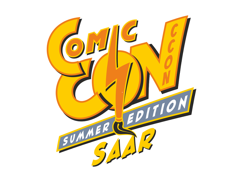 Buntes Logo der „Comic Con Saar – Summer Edition“. Der Schriftzug ist dynamisch in Gelb, Orange und Blau gestaltet, mit einem stilisierten Blitz und einem Superheldenbein als Teil des Designs. Die Worte „Comic“, „Con“, „CCON“, „Summer Edition“ und „Saar“ sind prominent dargestellt.