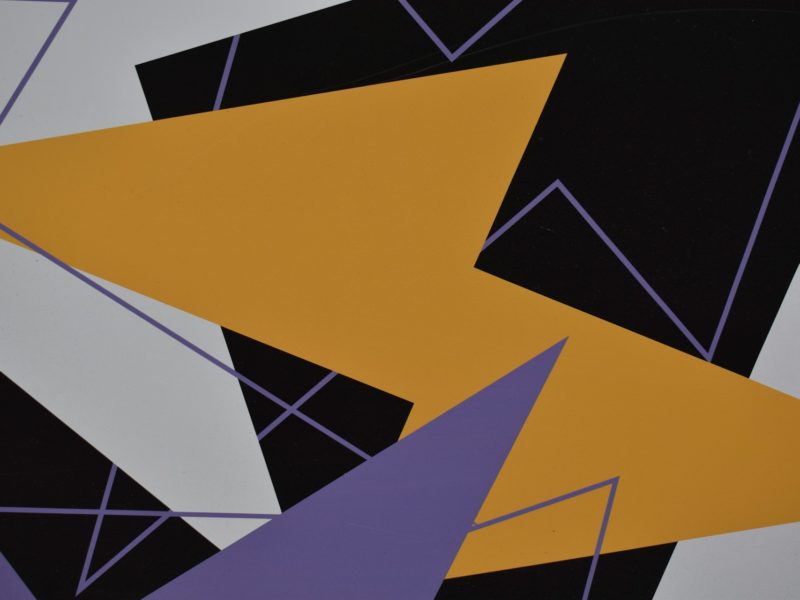 Abstraktes Kunstwerk mit überlappenden geometrischen Formen in Schwarz, Weiß, Senfgelb und Violett. Die Formen bestehen aus scharfen Dreiecken und Linien, die ein dynamisches, energiegeladenes Muster erzeugen.
