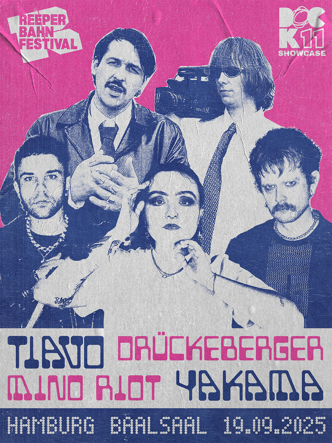 Poster im Retro-Stil für das Reeperbahn Festival 2025 mit dem Schriftzug „DOCK 11 SHOWCASE“. Das Plakat zeigt fünf Personen im Stil eines Siebdrucks vor einem pinken und grauen Hintergrund. Unten stehen die Bandnamen „Tiavo“, „Drückeberger“, „Mind Riot“ und „Yakama“ sowie Ort und Datum: „Hamburg, Baalsaal, 19.09.2025“.