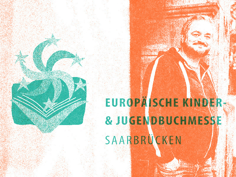 Grafisch bearbeitetes Plakatmotiv mit der Aufschrift „Europäische Kinder- & Jugendbuchmesse Saarbrücken“. Links ein stilisiertes Logo mit aufgeschlagenem Buch und herausragenden Sternen, rechts eine in Orange verfremdete Abbildung einer Person im Kapuzenpulli, die lächelnd in die Kamera blickt.