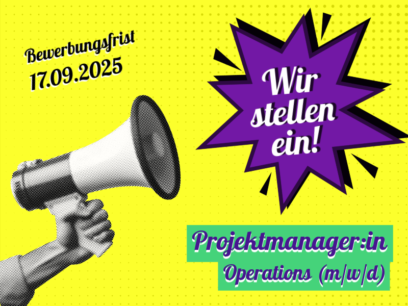 Bunt gestaltete Stellenausschreibung im Retro-Comic-Stil mit einer Hand, die ein Megafon hält. Rechts in einer lila Sprechblase steht „Wir stellen ein!“. Links oben: „Bewerbungsfrist 17.09.2025“. Unten rechts: „Projektmanager:in Operations (m/w/d)“.