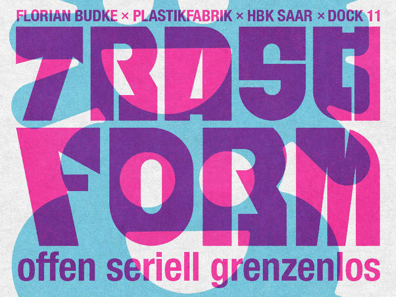 Plakat mit grafisch überlagerten Schriftzügen in Pink, Blau und Lila. Oben stehen die Namen „Florian Budke × Plastikfabrik × HBK Saar × Dock 11“. Zentral groß das Wort „TRASHFORM“, unten der Slogan „offen seriell grenzenlos“.