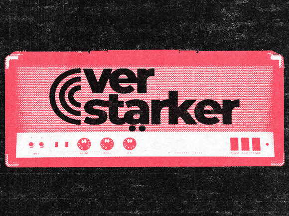 Grafik eines roten Gitarrenverstärkers mit weißer Frontplatte. Darauf steht in großer, schwarzer Schrift das Wort „verstärker“, wobei „ver“ oben und „stärker“ unten angeordnet ist. Links daneben sind drei konzentrische Halbkreise als Symbol dargestellt. Die gesamte Darstellung wirkt retro und ist auf schwarzem, texturiertem Hintergrund platziert.