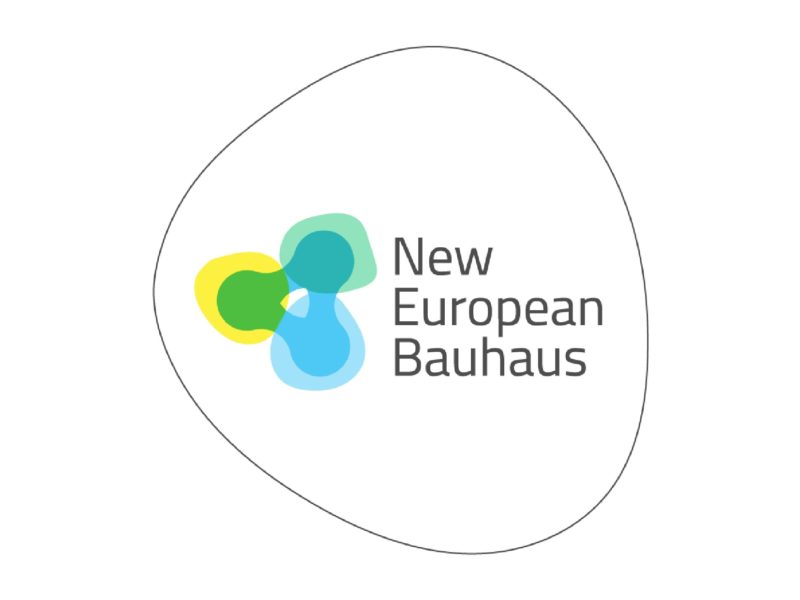 Logo des „New European Bauhaus“ mit drei sich überlappenden, organisch geformten Farbflächen in Grün, Gelb, Türkis und Blau, daneben der Schriftzug „New European Bauhaus“ in grauer Schrift, umrahmt von einer unregelmäßig gezeichneten Linie.