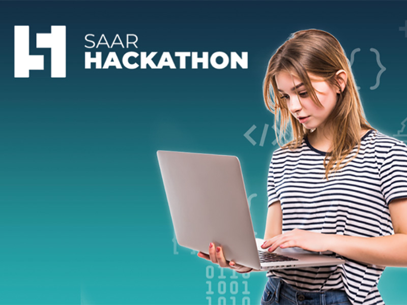 Junge Frau mit gestreiftem T-Shirt hält ein aufgeklapptes Laptop in den Händen und schaut konzentriert auf den Bildschirm. Links oben steht das Logo und der Schriftzug „SAAR HACKATHON“ auf blau-türkisfarbenem Hintergrund mit angedeuteten Programmierzeichen.