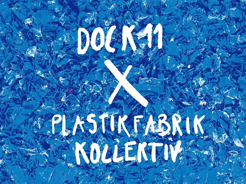 Logo-Design auf einem strukturierten blauen Hintergrund aus Plastikmüll-Fragmenten. Weißer, handgeschriebener Text liest 'DOCK 11 X PLASTIKFABRIK KOLLEKTIV' mit einem 'X'-Symbol zwischen den beiden Namen, das eine Kooperation zwischen Dock 11 und dem Plastikfabrik Kollektiv darstellt.