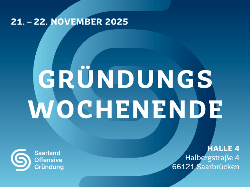 Grafik zum „Gründungswochenende“ vom 21.–22. November 2025. Auf blauem Hintergrund mit konzentrischen, geschwungenen Formen steht in großer weißer Schrift „GRÜNDUNGS WOCHENENDE“. Unten links befindet sich das Logo der „Saarland Offensive für Gründung“. Unten rechts stehen Ort und Adresse: „HALLE 4, Halbergstraße 4, 66121 Saarbrücken“.