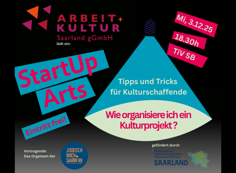 Bunt gestaltetes Veranstaltungsplakat für „StartUp Arts“ der Arbeit+Kultur Saarland gGmbH. In der Mitte hängt eine stilisierte Lampe, deren Lichtkegel Text enthält: „Tipps und Tricks für Kulturschaffende – Wie organisiere ich ein Kulturprojekt?“. Links steht groß „StartUp Arts“ und „Eintritt frei!“. Rechts sind Datum, Uhrzeit und Ort angegeben: „Mi, 3.12.25, 18.30h, TiV SB“. Unten werden Vortragende und Förderer genannt, darunter das Logo des Ministeriums für Wirtschaft, Innovation, Digitales und Energie Saarland.
