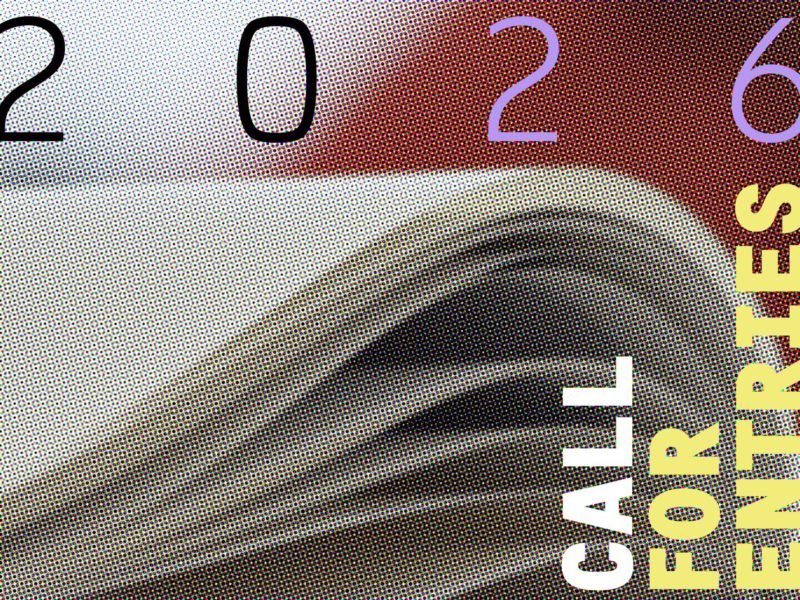 Grafisches Design mit Rasterpunkt-Textur in Farbverläufen von Blau über Gelb und Orange bis Violett. Oben die Jahreszahl '2026' in schwarzen und lilafarbenen Ziffern, unten rechts der vertikale Text 'CALL FOR ENTRIES' in Weiß und Gelb. Das Design wirkt modern und visuell dynamisch durch den Halbtone-Effekt.