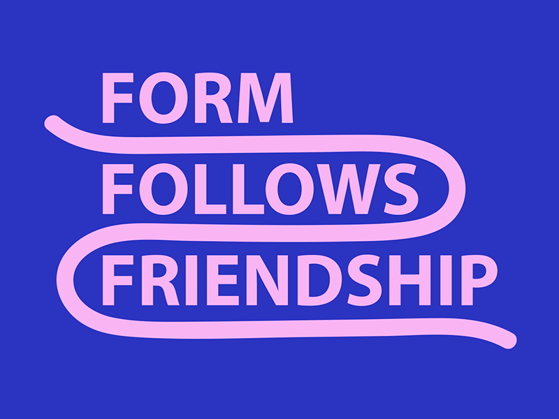 "Typografisches Design mit dem Slogan 'FORM FOLLOWS FRIENDSHIP' in rosa Großbuchstaben auf königsblauem Hintergrund. Die drei Wörter sind vertikal angeordnet und werden von geschwungenen rosa Linien umrahmt, die eine fließende, wellenförmige Verbindung zwischen den Textzeilen schaffen.
